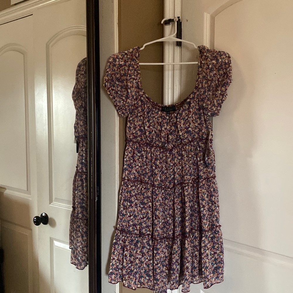 Short ruffle dress with puffed cap sleeve. NWT. Sz sml
